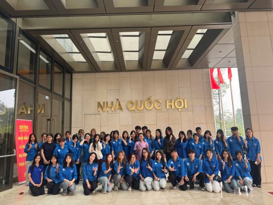 Sinh viên khoa Luật HUC - kết nối lý thuyết và thực tiễn tại cơ quan quyền lực Nhà nước cao nhất. 70 anh 2