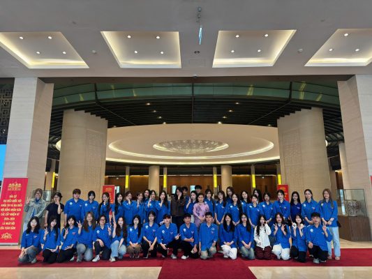 Sinh viên khoa Luật HUC - kết nối lý thuyết và thực tiễn tại cơ quan quyền lực Nhà nước cao nhất. 69 anh 4